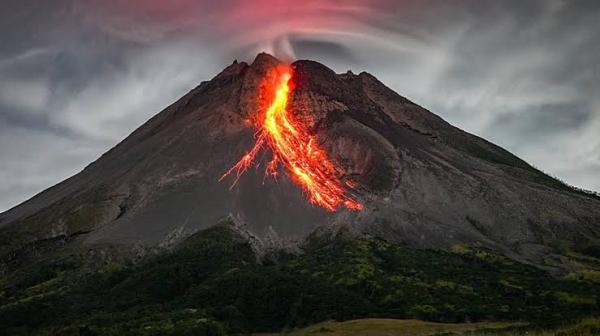 Gunung Merapi Luncurkan Lava Pijar 17 Kali