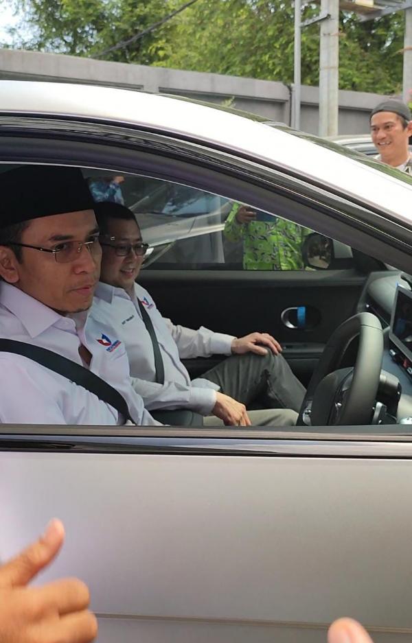 Moment HT Disopirin Ulama TGB Pakai Mobil Listrik di Lombok