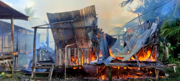 Breaking News, Kebakaran Hanguskan 2 Rumah Milik Warga di Simbuang