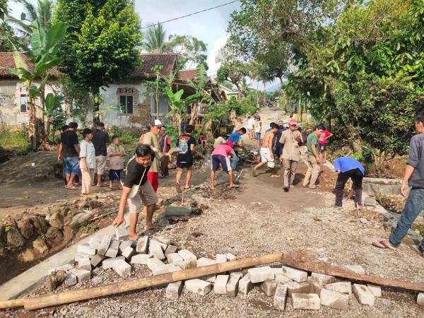 Tak Kunjung Diperbaiki, Warga Pulosari Gotong Royong Swadaya Bangun Jalan Rusak