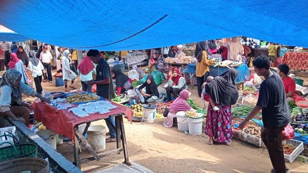 Jelang Ramadhan Pasar KM 2 Penuh dan Ramai, Harga Sembako Relatif Stabil