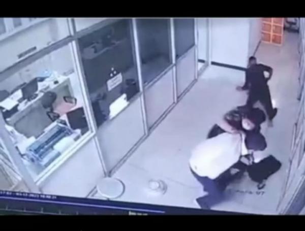 Detik-detik Pelaku Perampokan Dilumpuhkan Satpam Bank, Polisi Siap Beri Penghargaan