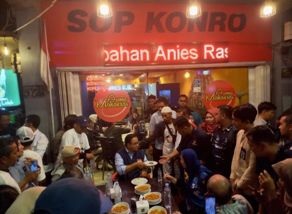 Nikmati Malam Minggu di Jalan Tunjungan, Anies Cicipi Sop Konkro Legendaris di Kota Pahlawan