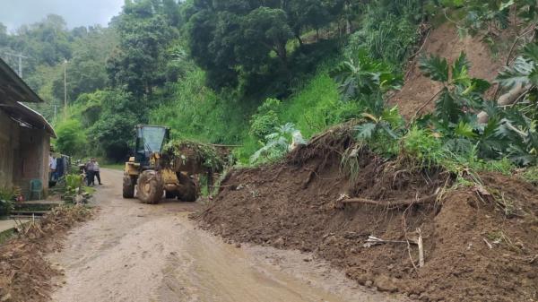 Hujan Deras Sebabkan Longsor, Akses Jalan Penghubung Kabupaten Polman-Mamasa Tertutup