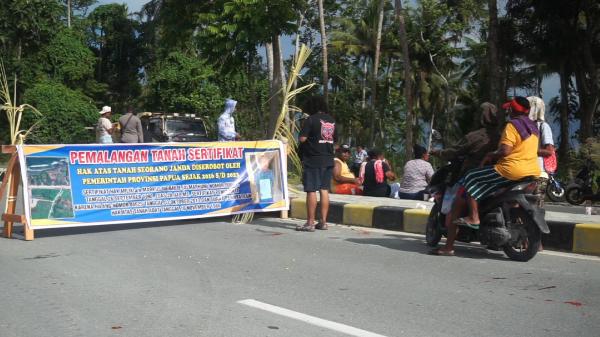 Belum Dibayar Pemrov Papua, Keluarga Meraudje Palang Jalan Holtekamp - Hamadi