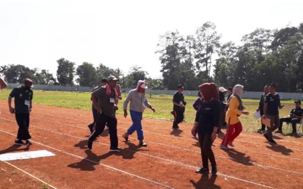 Cek Kebugaran, Calon Jemaah Haji Asal Sumedang Dites Lari 1,6 Km
