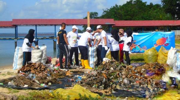 HUT ke-50, ASDP Bersihkan Sampah di Sepanjang Pantai Tanjung Kalian Muntok