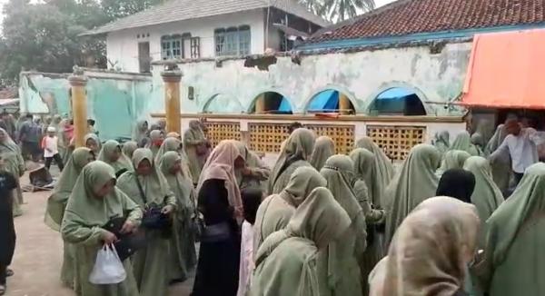 Jelang Ramadan, Makam Syekh Asnawi Caringin Dibanjiri Peziarah