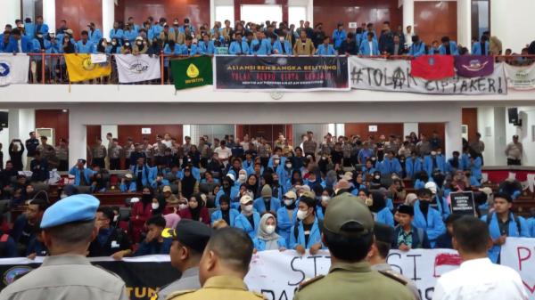 Tolak Perppu Cipta Kerja, Ratusan Mahasiswa Duduki Ruang Paripurna DPRD Babel