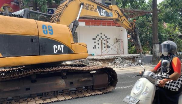 Belasan Bangunan Tak Berizin di Ponorogo Dibongkar, Pemilik Pasrah