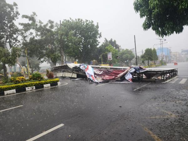 Diterjang Angin Kencang saat Hujan Deras, Baliho di Binjai Tumbang dan Timpa Mobil