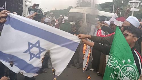 Aksi Tolak Israel di Piala Dunia U-20, Massa Bakar Bendera Israel Sambil Bersholawat di Jakpus