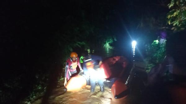 BREAKING NEWS: Banjir Menerjang 4 Kecamatan di Polman.Ratusan Santri Terjebak Dievakuasi Tim SAR