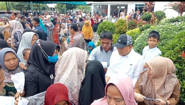 Minta Jatah Meugang, Ribuan Masyarakat Pidie Jaya Kepung Rumah Dinas Wakil Bupati