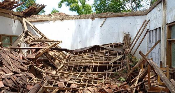 Diguyur Hujan Bangunan Sekolah SDN 2 Kadongdong Di Banjarwangi Ambruk