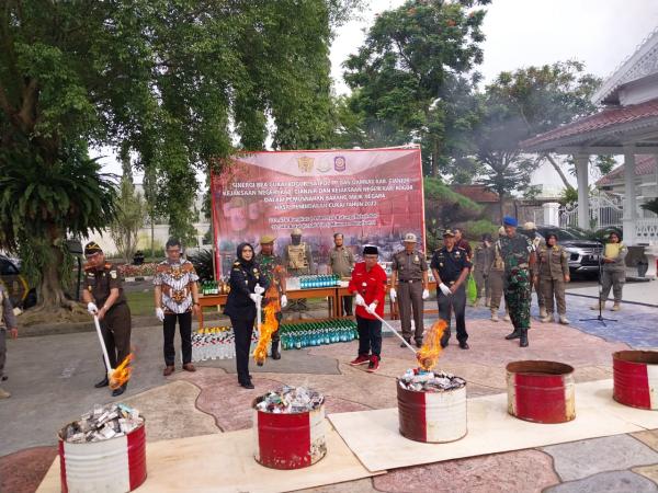 Forkopimda Cianjur dan Beacukai Musnahkan Jutaan Batang Rokok Ilegal