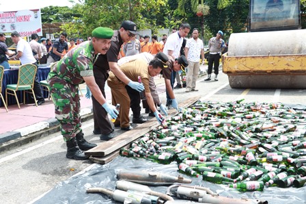 Polres Inhu Musnahkan Ribuan Botol Miras dan Klalpot Brong 