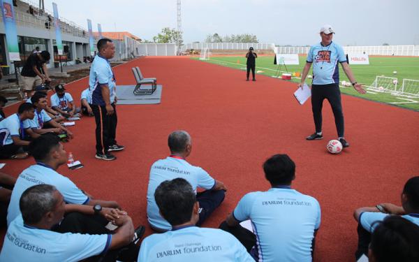 Pacu Prestasi Sepak Bola Putri, Bakti Olahraga Djarum Foundation dan MilkLife Gelar Coaching Clinic