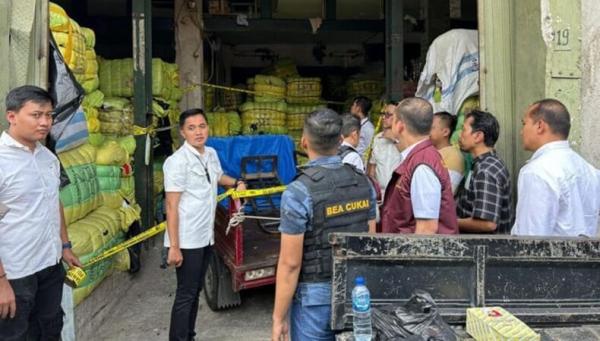 Polisi Gerebek Gudang Impor Pakaian Bekas di Pasar Senen dan Bekasi, Ribuan Ballpress Diamankan