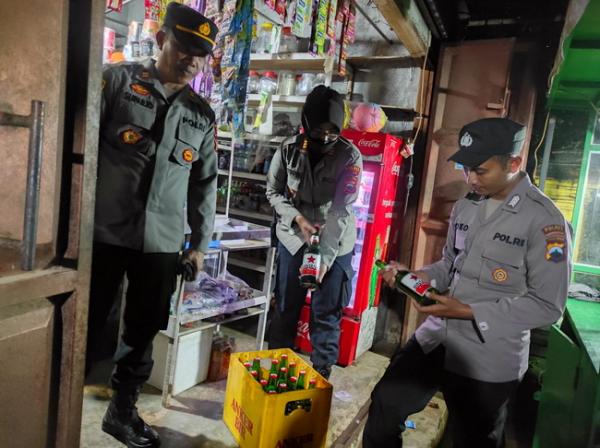 Jelang Ramadhan, Polisi di Karanganyar Kosek Puluhan Botol Miras