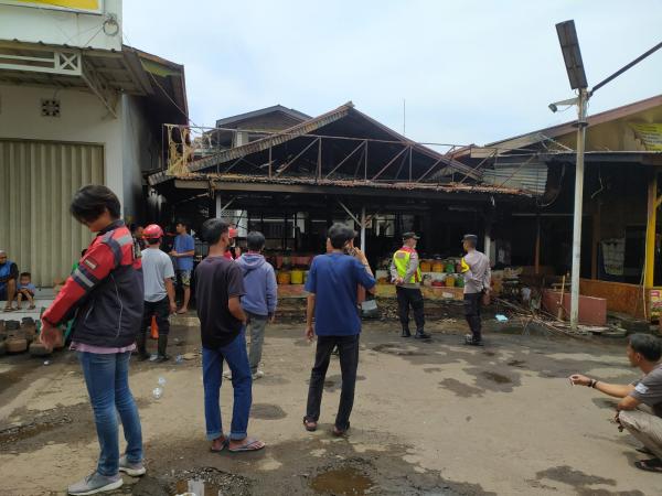 Toko Manisan di Sukaluyu Cianjur Terbakar