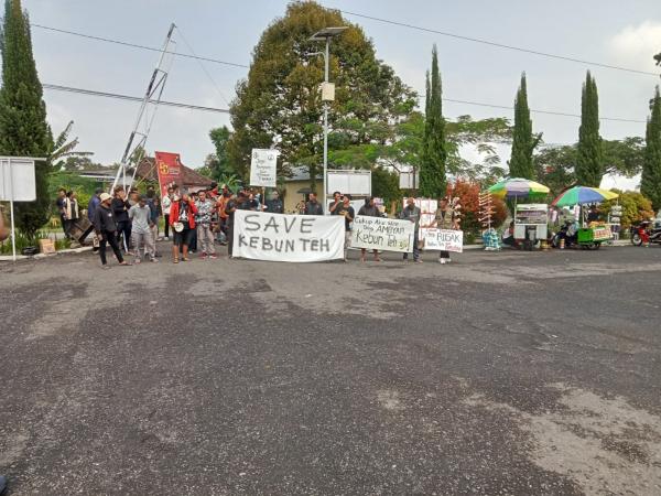 Selamatkan Kebun Teh Kemuning Karanganyar, Aktivis Jaga Lawu Gelar Demo