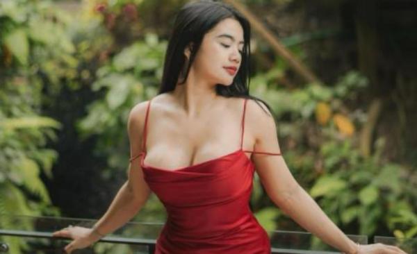 4 Potret Seksi Fbyana Bikin Mata Melotot, Belahan Dada Selalu Terlihat