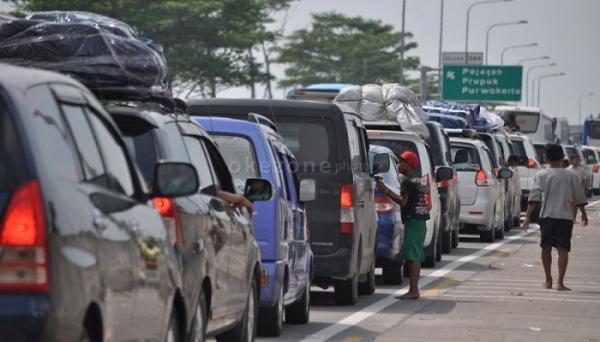 Puncak Arus Balik, Ribuan Kendaraan Padati Kopo Kota Bandung - Purwakarta di Tol Cipularang