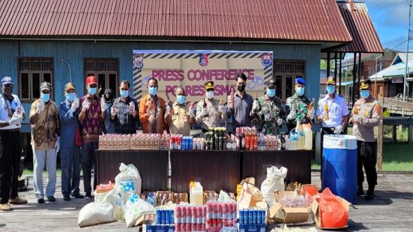 Ratusan Botol Miras Dimusnahkan Polres Asmat, Dipimpin Langsung Oleh Kapolres