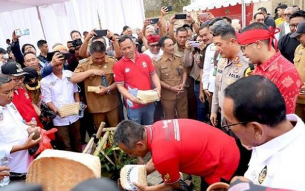 Mirip Ritual IKN, Hengky Kurniawan Kumpulkan Tanah dan Air Bangun Alun-alun Bandung Barat