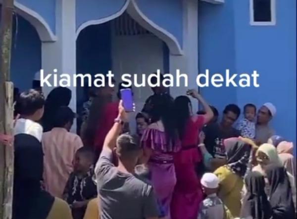 Tak Punya Adab! 2 Wanita Dangdutan di Masjid, Warganet Singgung Ormas