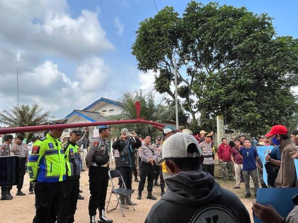 Polres Way Kanan Pam Aksi Damai Warga 3 Kampung di PT AKG Negeri Agung