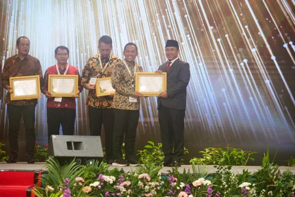 Bupati Lumajang Terima Penghargaan Baznas Award 2023