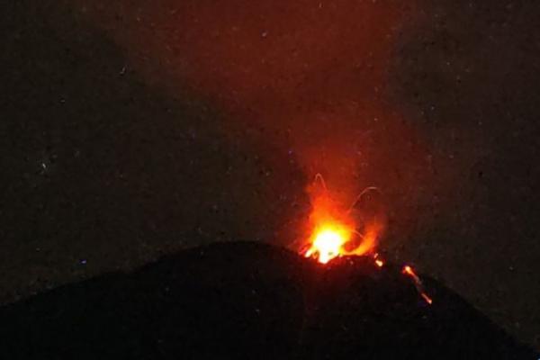 Gunung Ili Lewotolok Di Lembata NTT Kembali Erupsi, Lava Pijar Menyembur ke Segala Arah