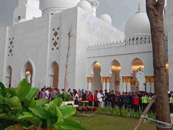 Mengintip Sukarelawan yang Terlibat di Masjid Raya Syeik Zayed Solo selama Bulan Ramadhan