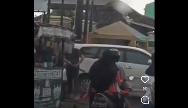 Viral! Pria Bersenjata Golok Ancam Pengendara di Jalanan