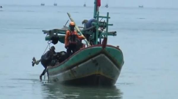 Perahu Terbelah Usai Dihantam Ombak, Seorang Nelayan Garut Hilang