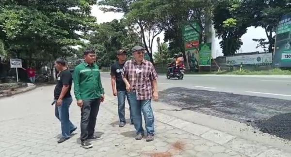 Aksi Relawan Gempar Perbaiki Bahu Jalan Pintu Masuk Komplek Arga Bajapura Cilegon