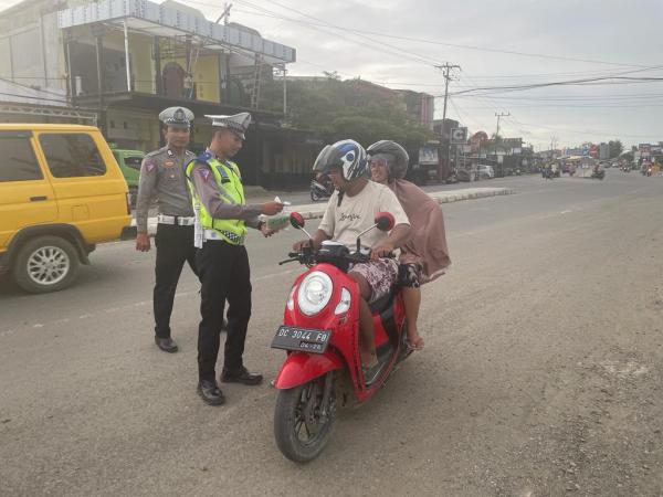 Satlantas Polres Mateng Bagi Takjil Gratis kepada Pengguna Jalan