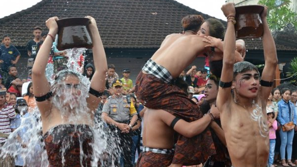 Tradisi Omed-omedan: Ciuman Massal Remaja Sesetan Pasca Nyepi
