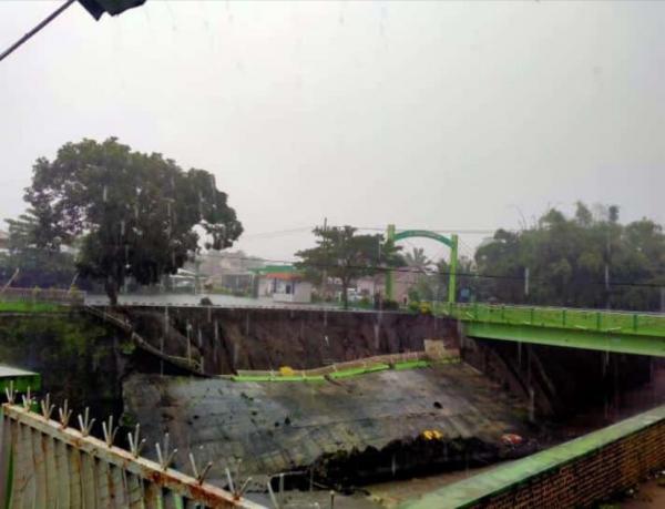 Dinding Tebing Jembatan Kironggo Longsor Gemparkan Warga