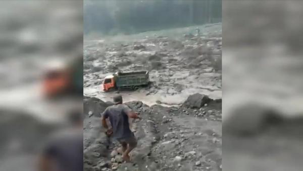 Banjir Lahar Dingin Semeru Menerjang, Truk Pasir dan Ekskavator Hanyut