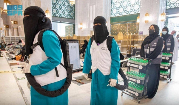 2 Juta Botol Air Zamzam Dibagikan untuk Jamaah Wanita di Masjid Nabawi