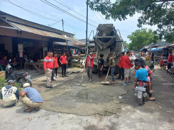 PBB Medan Deli Perbaiki Jalan di Mabar Secara Swadaya 