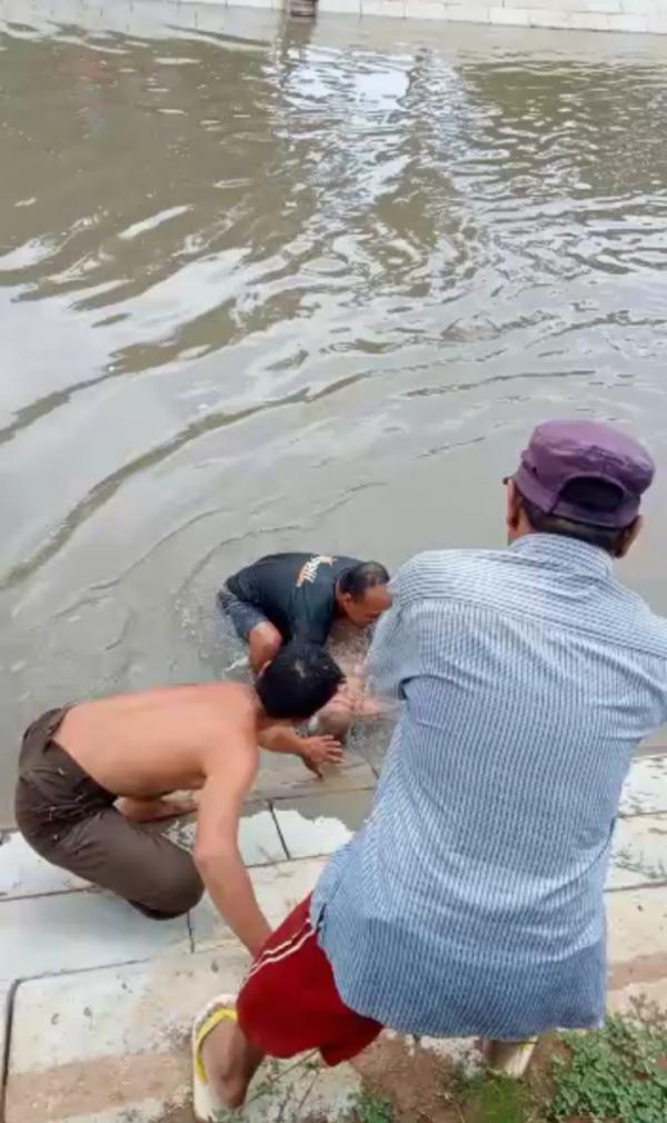 Diduga Tenggelam, Seorang Kakek Ditemukan Tewas di Aliran Sungai Sampean Baru