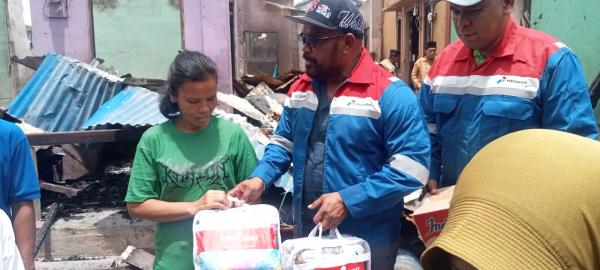 Sambangi Korban Kebakaran di Kampung Makassar, Pertamina RU VII Serahkan Bantuan Kemanusian