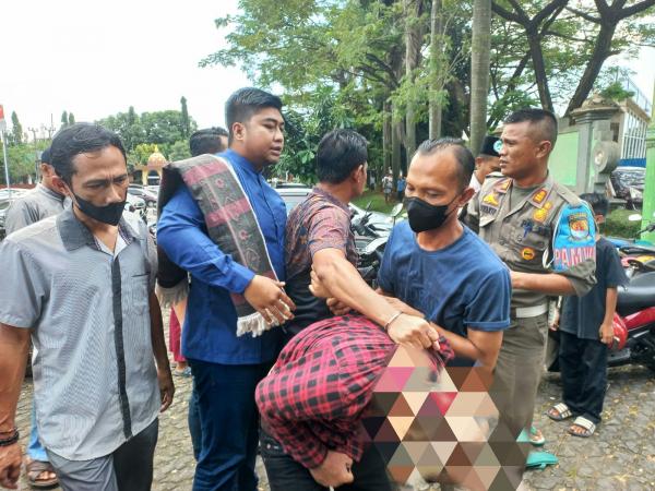 Warga Tangkap Maling Sepatu di Masjid Wilayah Cirebon, Puluhan Sepatu Diamankan