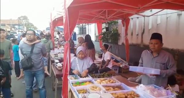 Warga Antusias Berburu Takjil di Bazar Ramadan Pandeglang