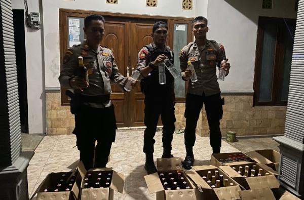 Polres Probolinggo Sita Ratusan Botol Miras yang Dijual saat Ramadan