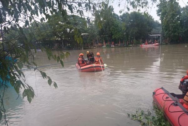 Perahu Penyeberangan Sungai Karangpilang Tenggelam, Belasan Orang Jadi Korban